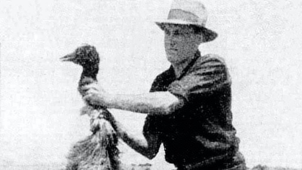 A man holding an emu killed by Australian soldiers. (Public domain)