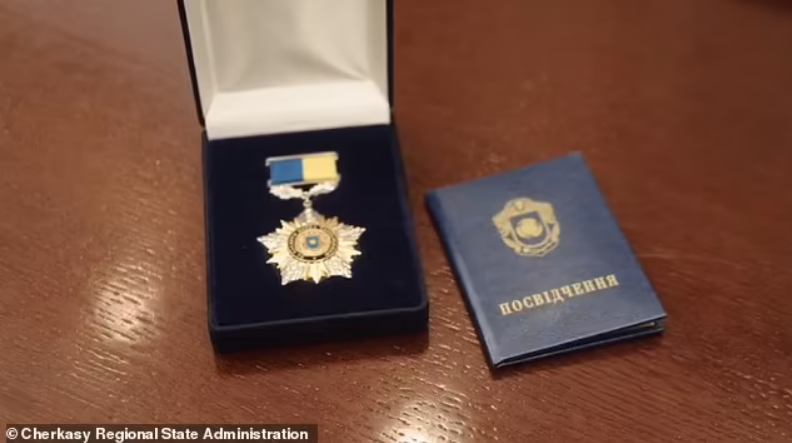 <em>The medal presented to Hrybov (<em>Cherkasy Regional State </em>Administration)</em>