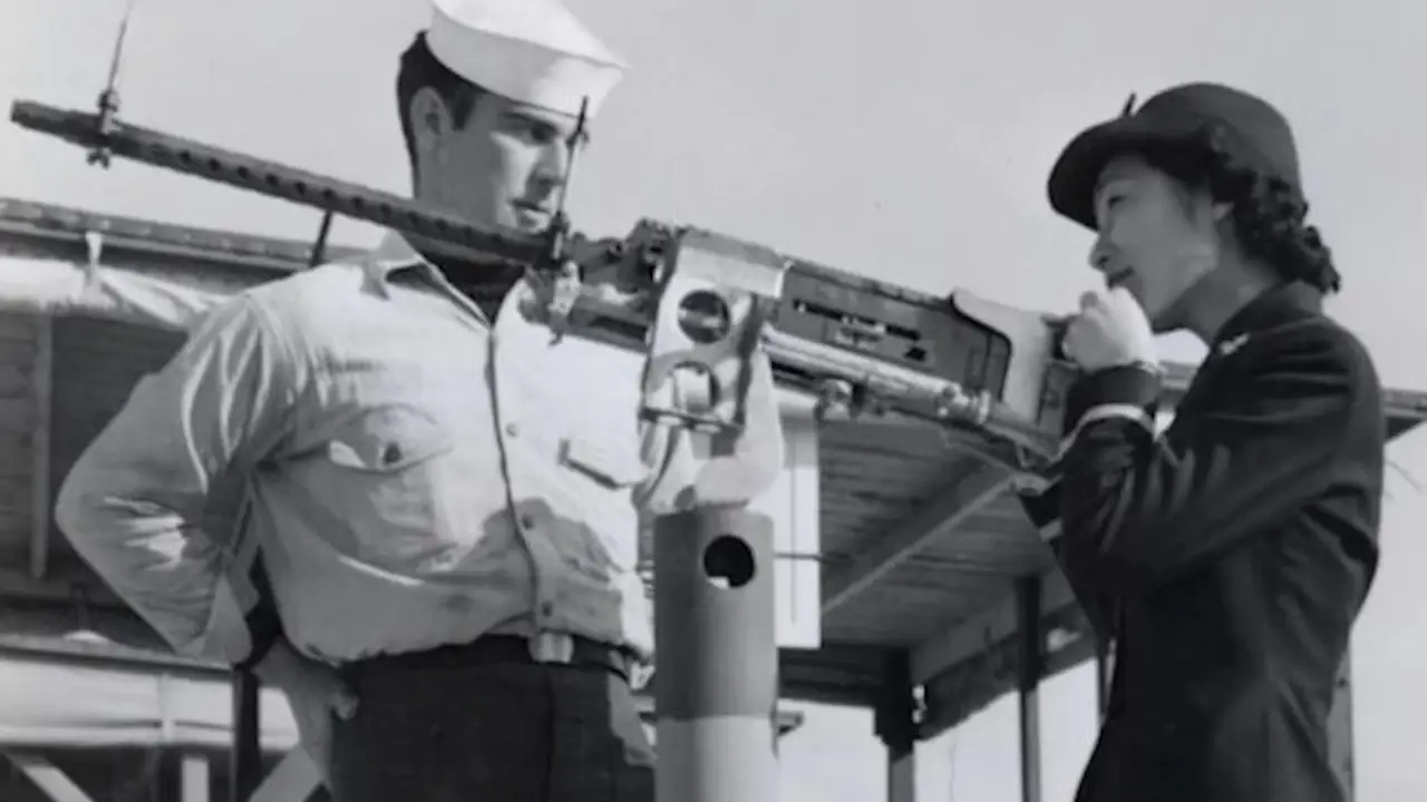 Ens. Susan Ahn instructs a sailor on the M2 Browning (Philip Cuddy/DOD)