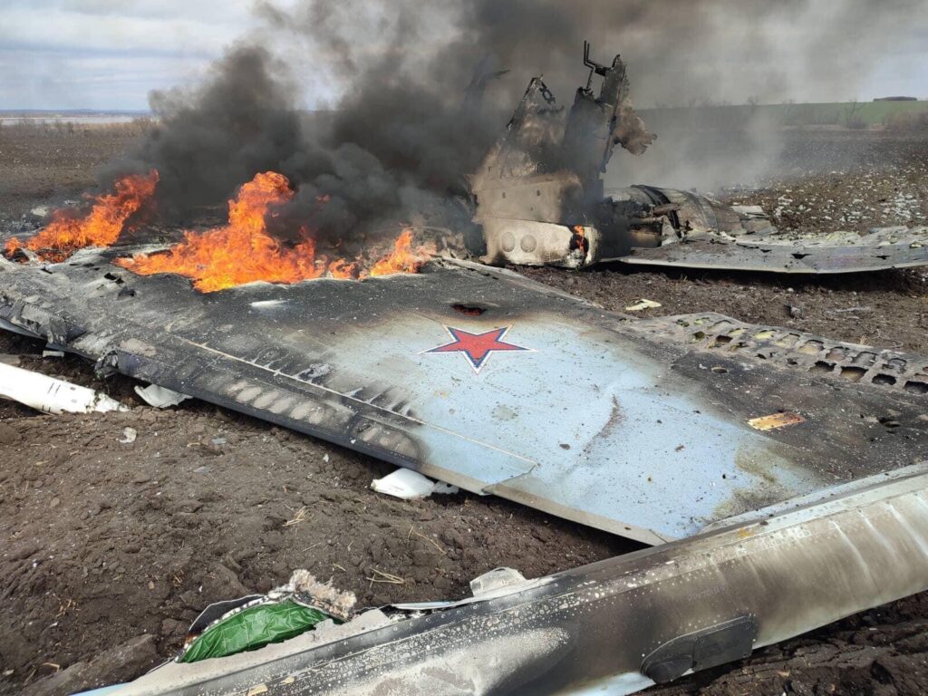 <em>The red star on the wing of the crashed Su-35 (Image: twitter.com/OSINTua)</em>