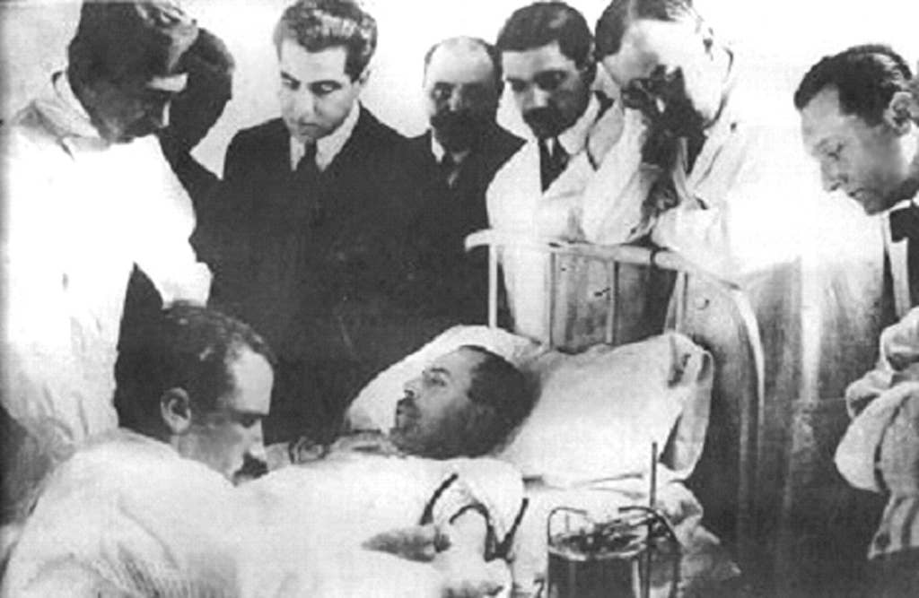 Luis Agote (second from right) overseeing one of the first safe and effective blood transfusions in 1914.