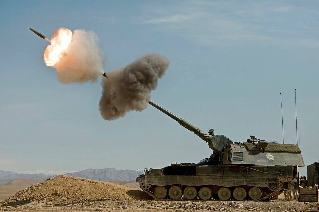 <em>A Dutch PzH 2000 fires in Afghanistan (Royal Netherlands Army)</em>