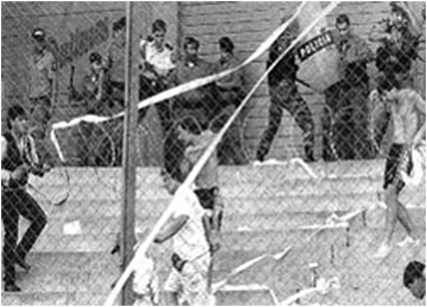 A fight between Salvadorans and Hondurans at the end of the football match at the Flor Blanca stadium, 1969.
