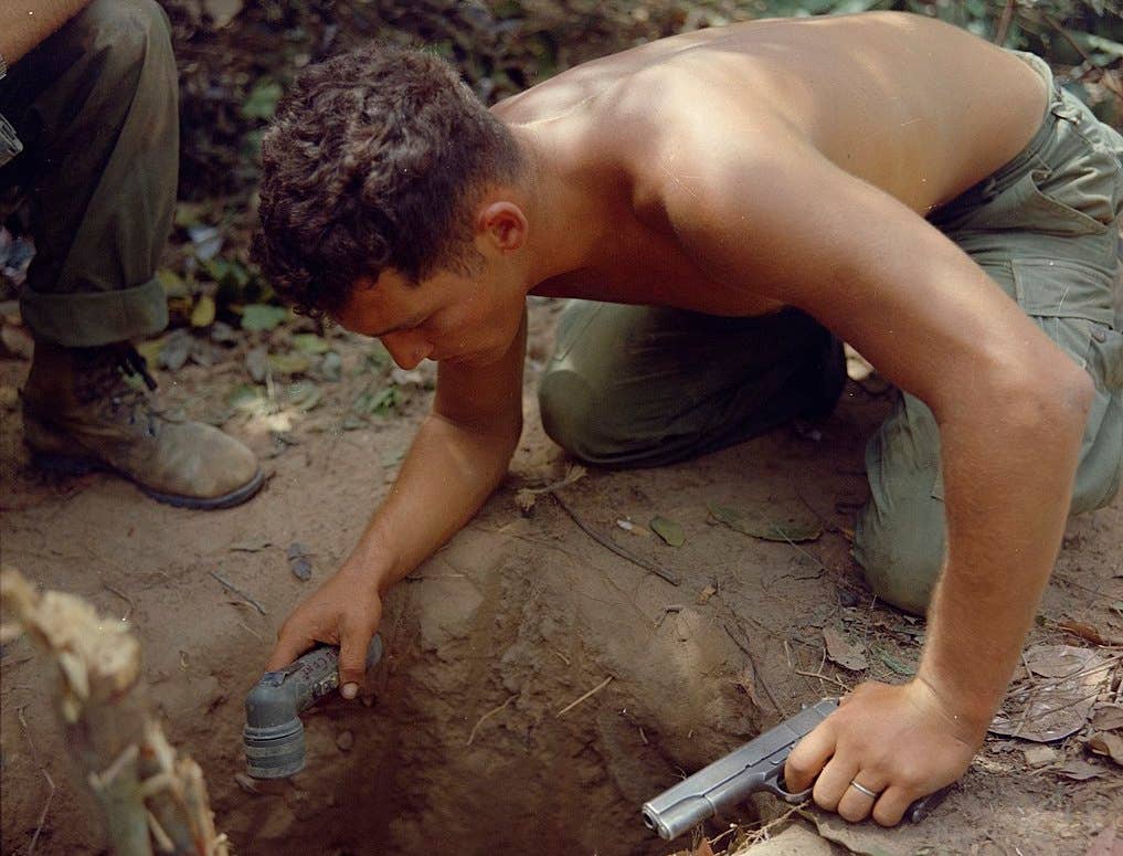 A US "tunnel rat" soldier prepares to enter a Viet Cong tunnel. (Public domain)