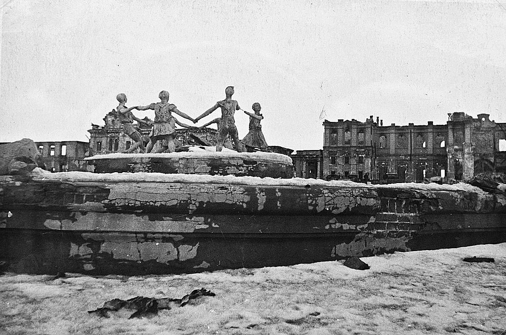 The centre of Stalingrad after the battle. (Wikipedia)