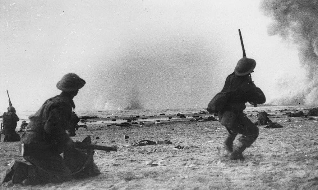 Soldiers from the British Expeditionary Force fire at low flying German aircraft during the Dunkirk evacuation. (Public domain)