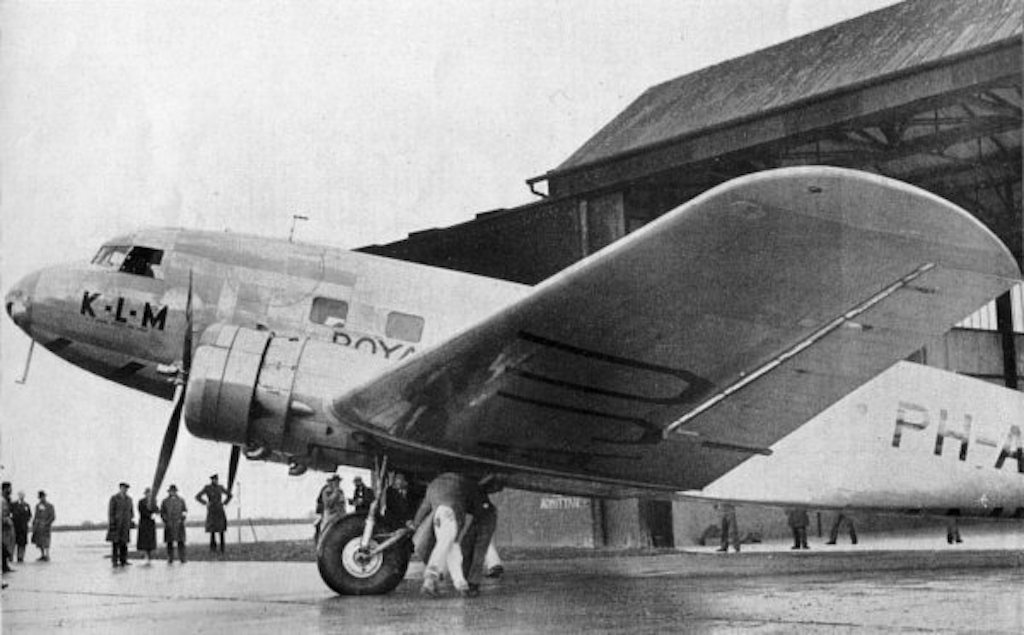 A DC-2 passenger airliner similar to the Kweilin. (Wikipedia)