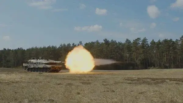 <em>The KF51 Panther fires its 130mm main gun (Rheinmetall)</em>