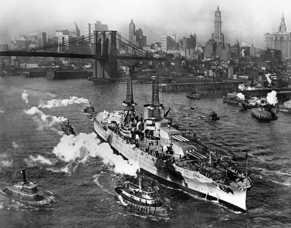 <em>USS </em>Arizona<em> sails down New York's East River, 1916 (U.S. Navy)</em>