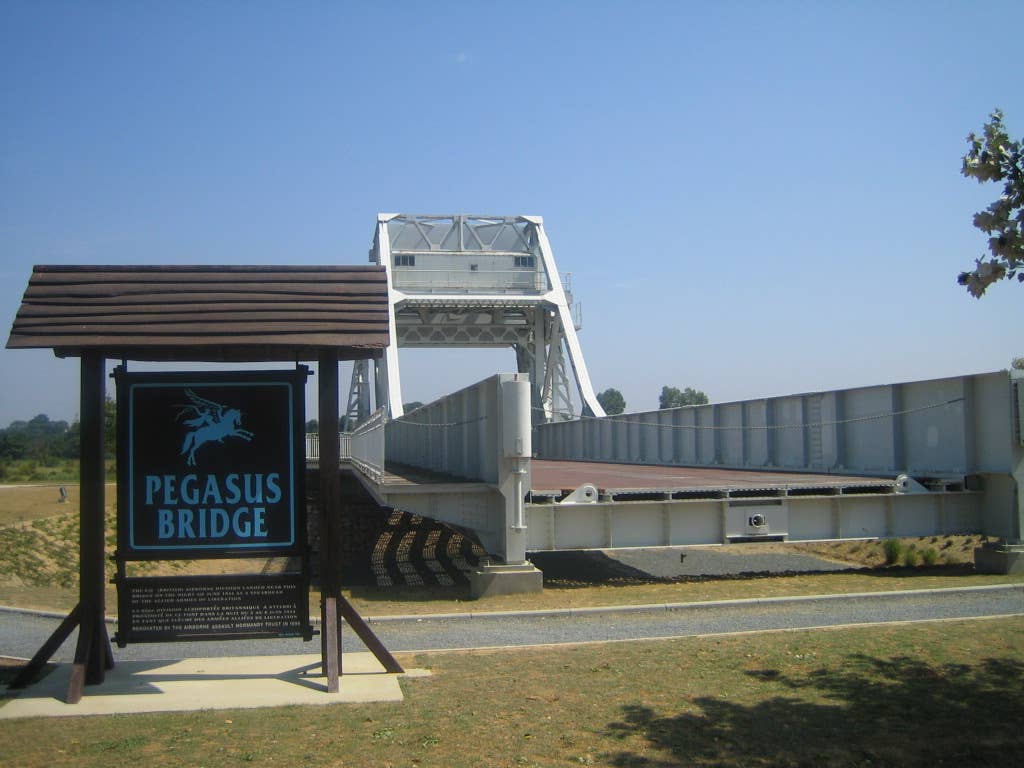 Original bridge in the <a href="https://en.wikipedia.org/wiki/Memorial_Pegasus">Memorial Pegasus</a> – July 2005.
