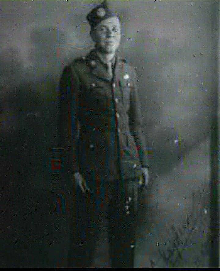 <em>Freeman in his uniform during WWII (<em>twitter.com/easycompany506t</em>)</em>