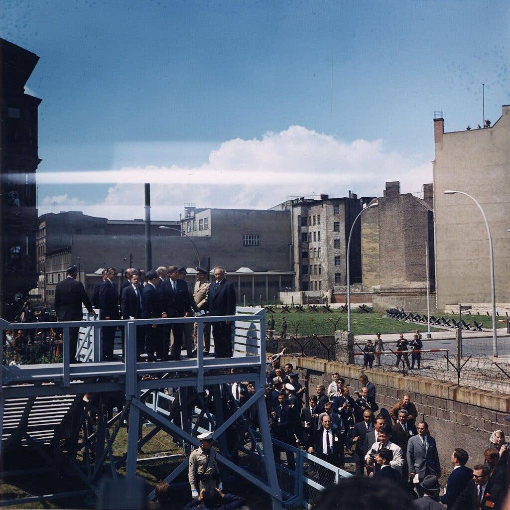 <a href="https://en.wikipedia.org/wiki/President_of_the_United_States">US President</a> <a href="https://en.wikipedia.org/wiki/John_F._Kennedy">John F. Kennedy</a> visiting the Berlin Wall on 26 June 1963.