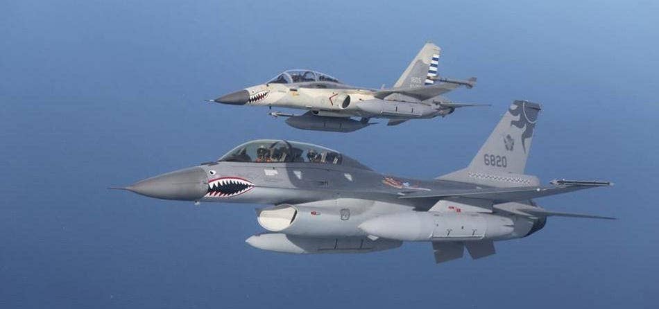 <em>The design of the F-CK-1 (background) was heavily influenced by the F-16 (foreground) (ROCAF)</em>
