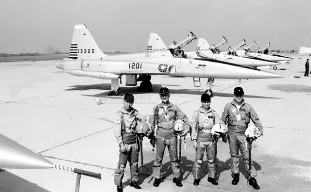 <em>Two ROCAF pilots and two USAF pilots pose with the first delivery of F-5s to Taiwan (ROCAF)</em>
