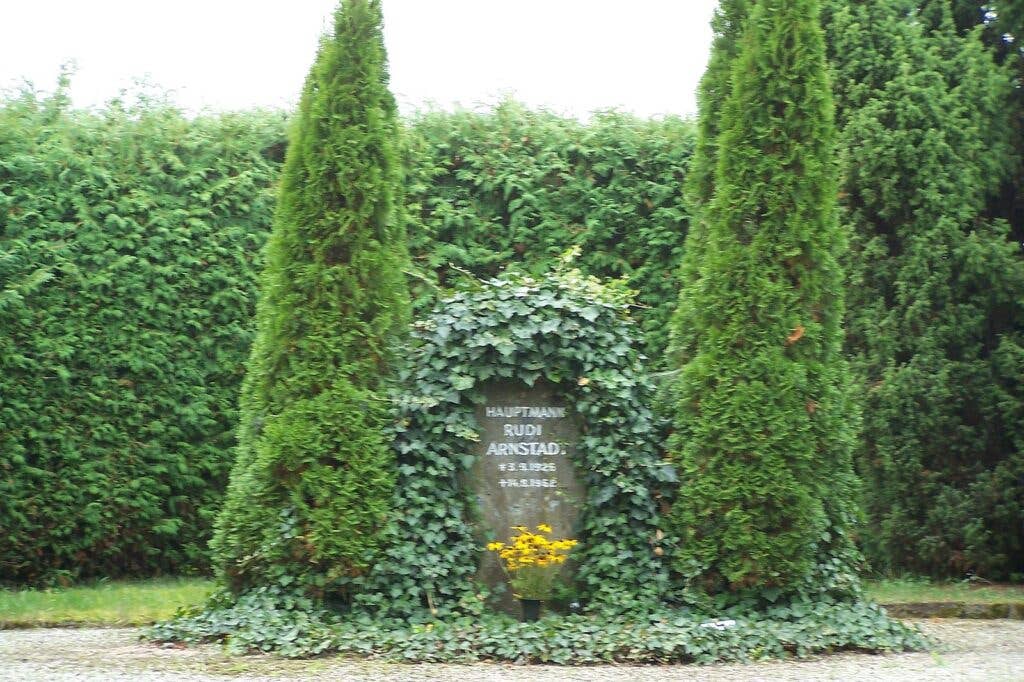 Memorial stone for Rudi Arnstadt in <a href="https://en.wikipedia.org/wiki/Wiesenfeld,_Eichsfeld">Wiesenfeld</a> in September 2013.