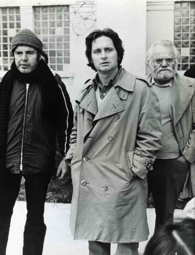 Milos Forman, Michael Douglas and Saul Zaentz on the set of <em><a href="https://en.wikipedia.org/wiki/One_Flew_Over_the_Cuckoo's_Nest_(film)" target="_blank" rel="noreferrer noopener">One Flew Over the</a> Cuckoo's Nest</em>.
