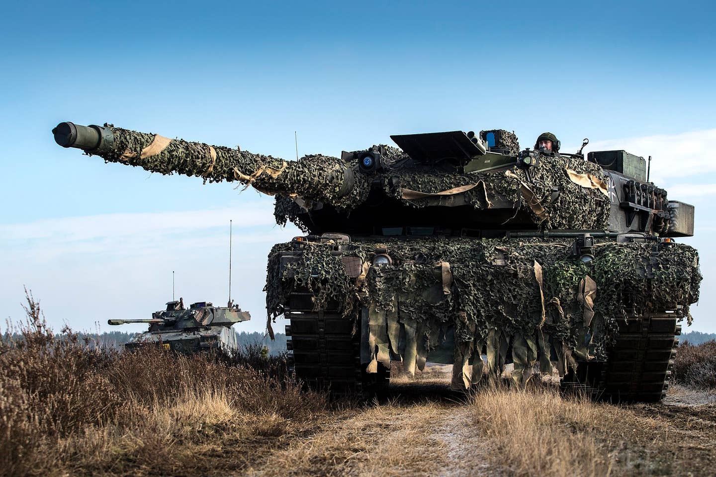 Duitsland, Klietz, oefening Peacock Supremacy, 15 februari 2018..Landmachtmilitairen van 43 mechbrig oefenen onder meer in het optreden met CV90's..Foto: Gezamenlijk optreden van een Duitse leopard tank en een Nederlandse CV90.