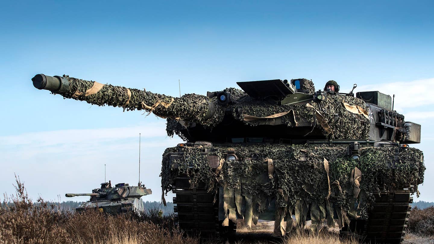 Duitsland, Klietz, oefening Peacock Supremacy, 15 februari 2018..Landmachtmilitairen van 43 mechbrig oefenen onder meer in het optreden met CV90's..Foto: Gezamenlijk optreden van een Duitse leopard tank en een Nederlandse CV90.