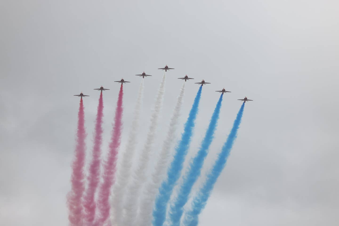 <em>The Red Arrows fly over Buckingham Palace (RAF)</em>