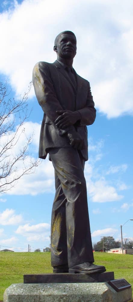 Statue behind the Medgar Evers Boulevard Library in Jackson, Mississippi. (Public domain)