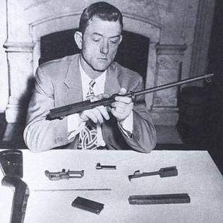 Wiliams demonstrating some of his M1 carbine technologies. (Public domain)