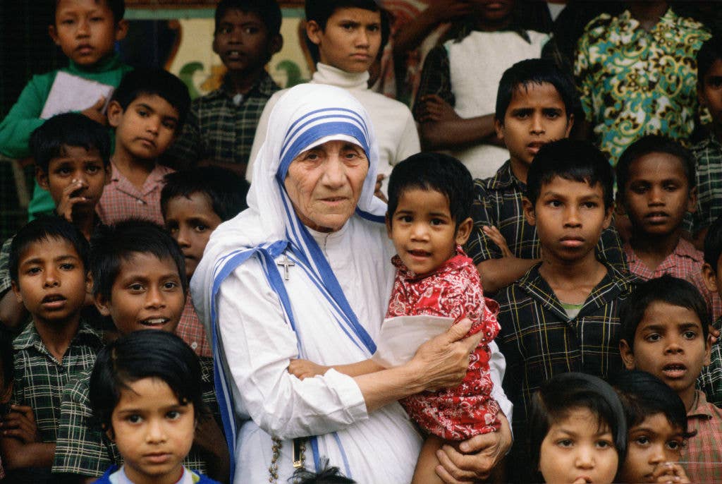 mother theresa with children