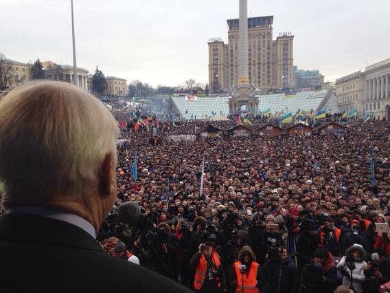 <em>McCain addresses the crowd of protesters in Kyiv's Independence Square (twitter.com/ChrisMurphyCT)</em>