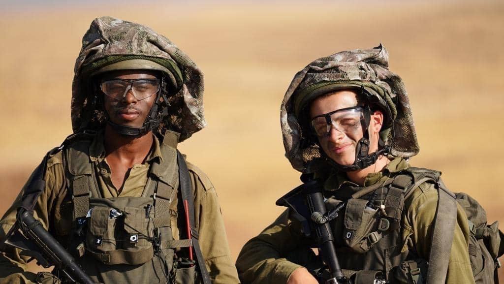 Two IDF soldiers wearing mitznefets.