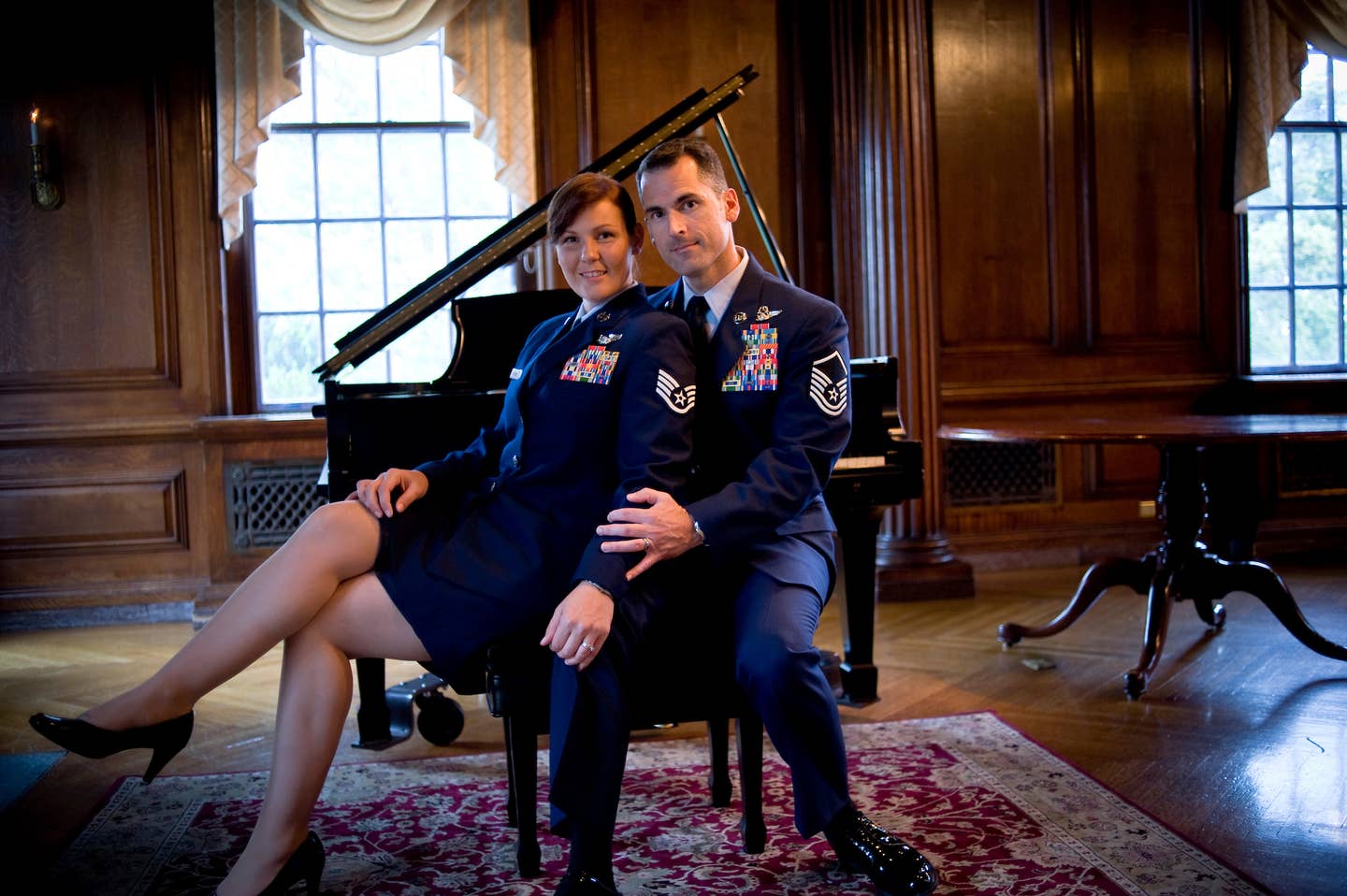 Stacy Pearsall with her husband seated at a piano.