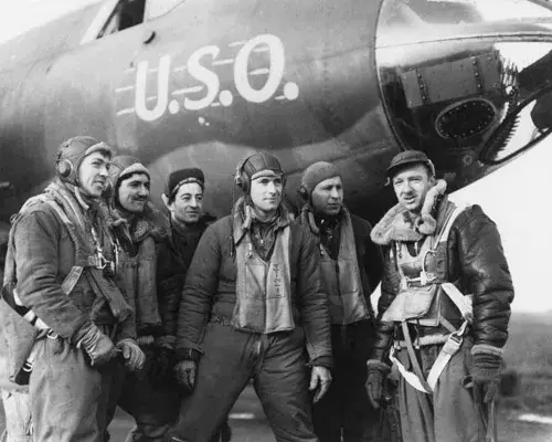<em>Cronkite with the crew of a B-26 Marauder assigned to the 323rd Bomb Group (<em>American Air Museum in Britain)</em></em>