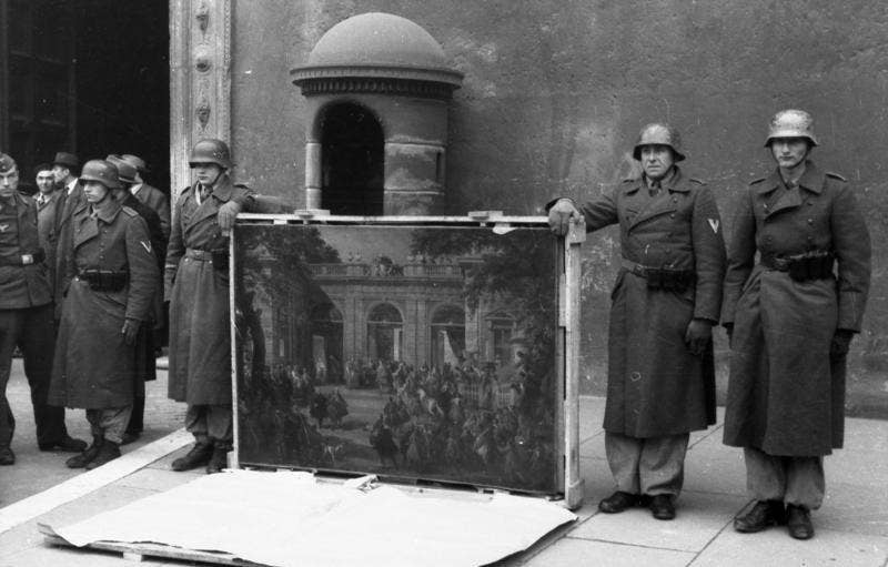 <em>German soldiers in Rome with a painting by Giovanni Paolo Panini (Bundesarchiv)</em>