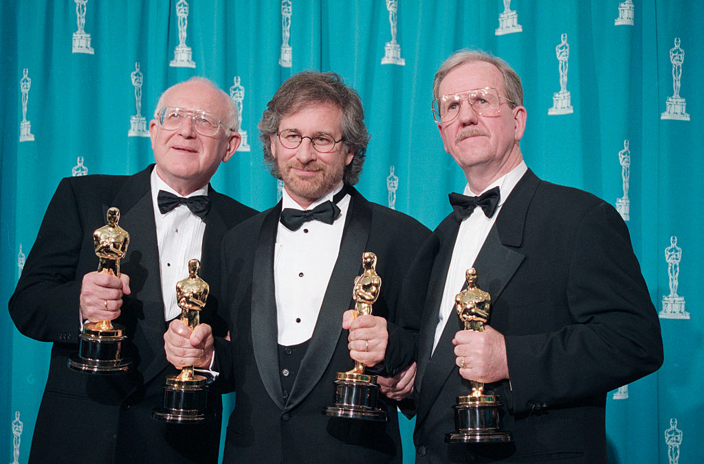Three men pose with their Oscars (Branko Lustig, Steven Spielberg, and Gerald R. Molen).