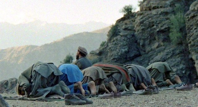 Mujahideen prayer in Shultan Valley Kunar, 1987. Photo: Erwin Lux/Wikimedia Commons