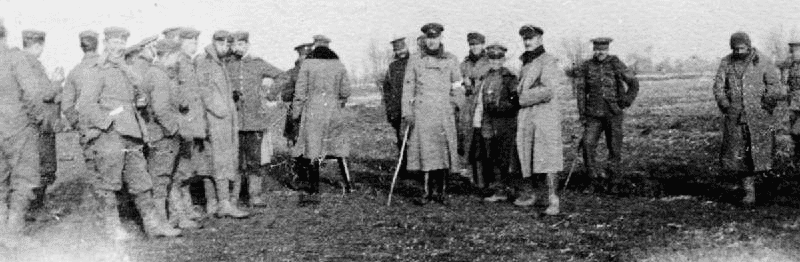 British and German troops meeting in no man's land during the unofficial truce. (Photo: Wikipedia)