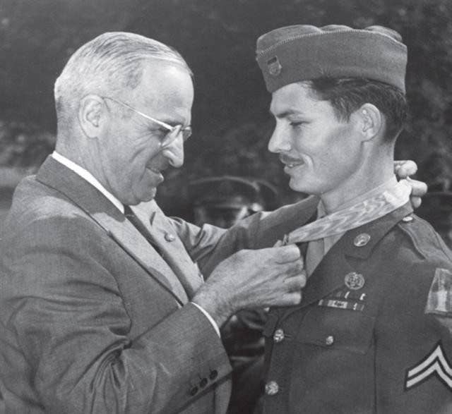 Desmond Doss receives the Medal of Honor from President Harry S. Truman. (Photo: U.S. Army)