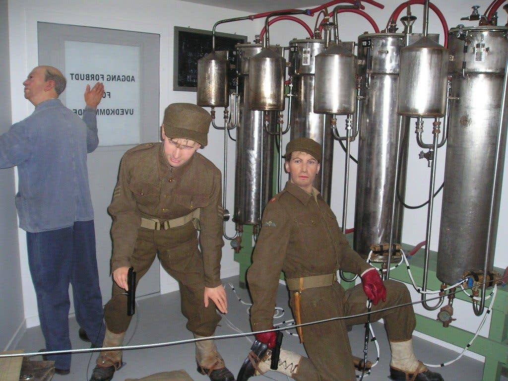 A historical display showing the Norwegian saboteurs planting explosives on the water cylinders. The mannequin in the back shows the night watchman. Photo: Wikipedia/Hallvard Straume