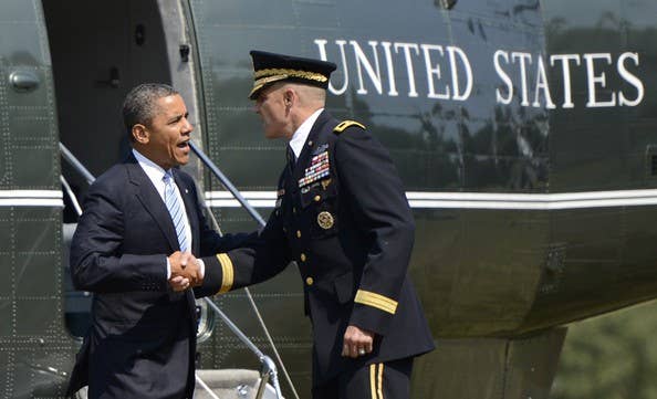 General Linnington greets President Obama next to Marine One. (Photo: DVIDS)