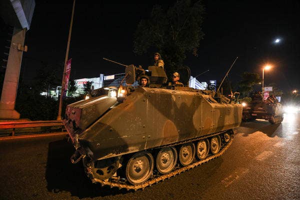 Tanks on Istanbul's main streets. (Photo: Defne Karadeniz)