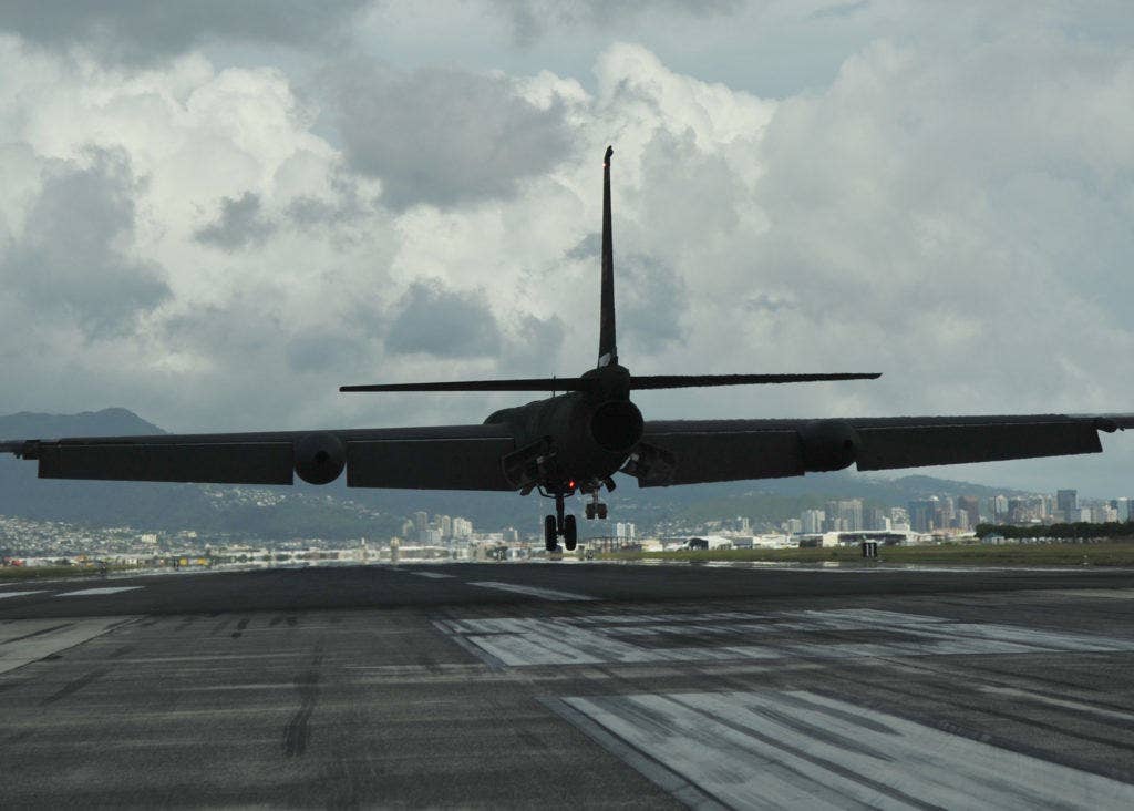 A U-2 Dragon Lady spy plane comes in for a landing. (Photo: U.S. Air Force Tech. Sgt Aaron Oelrich)