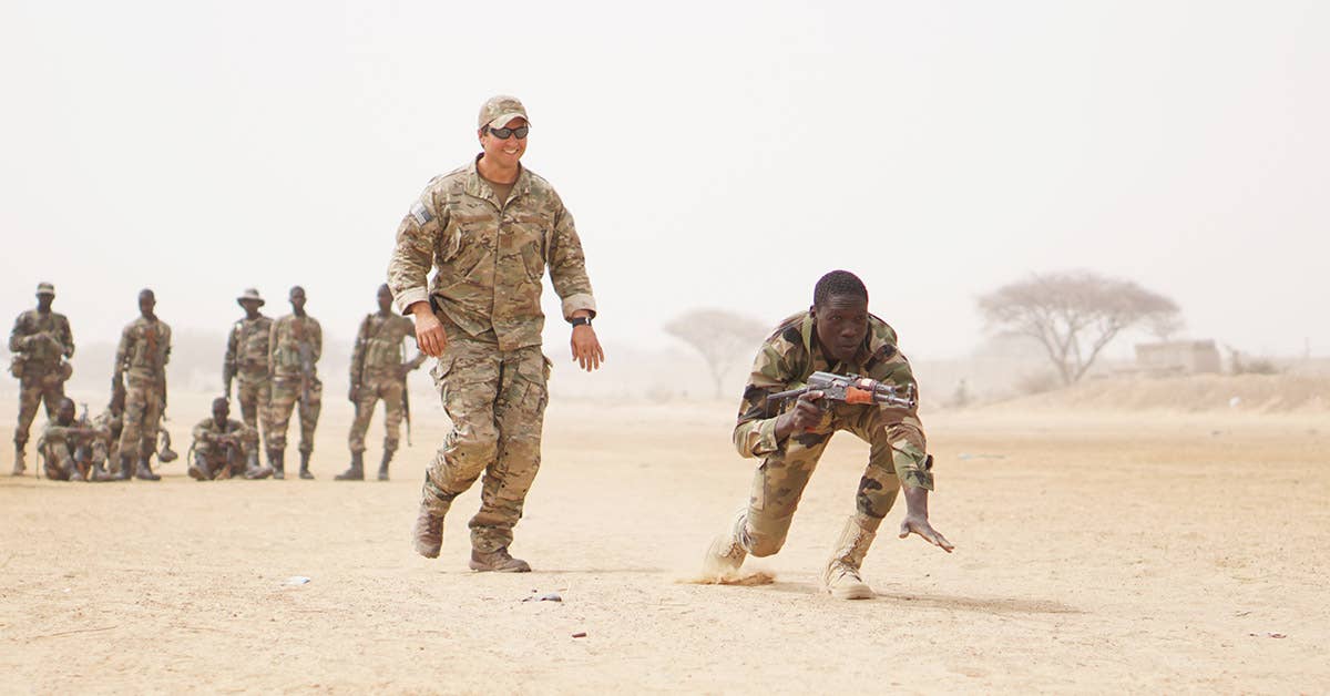 A US Army Special Forces weapons sergeant observes as a Nigerien soldier bounds forward while practicing buddy team movement drills during Exercise Flintlock 2017 in Diffa, Niger, March 11, 2017. Army photo by Spc. Zayid Ballesteros.