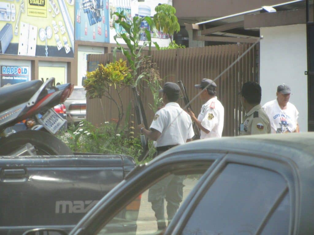 Guards with guns in Guatamala City. (Image Wikicommons)