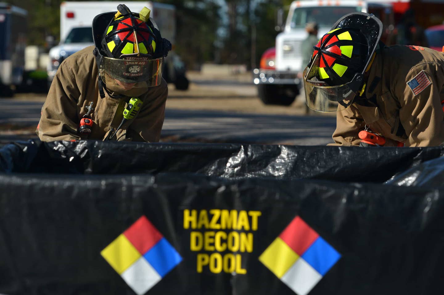 U.S. Airmen assigned to the 20th Civil Engineer Squadron fire department assemble a hazardous material decontamination (HAZMAT) pool during training at Shaw Air Force Base, S.C., Jan. 19, 2017. During the joint simulated chemical spill training, fire fighters established cordons and assembled HAZMAT pools for their wingmen, explosive ordnance disposal and bioenvironmental Airmen, who needed to be decontaminated before departure from the training site. (U.S. Air Force photo by Airman 1st Class Christopher Maldonado)