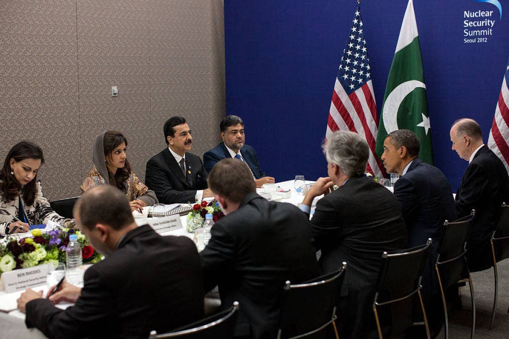 Then-Prime Minister Yousaf Raza Gilani speaks with President Barack Obama in a 2012 nuclear summit. Photo: White House Pete Souza