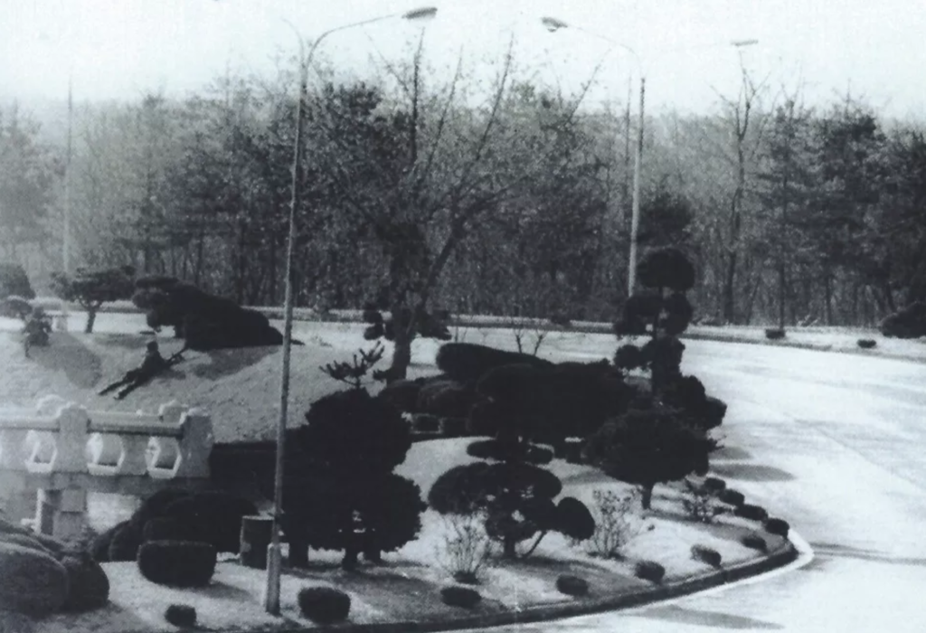 U.S. soldiers from the QRF can be seen advancing through the Sunken Garden area of the JSA in the last stages of the 1984 JSA shootout.