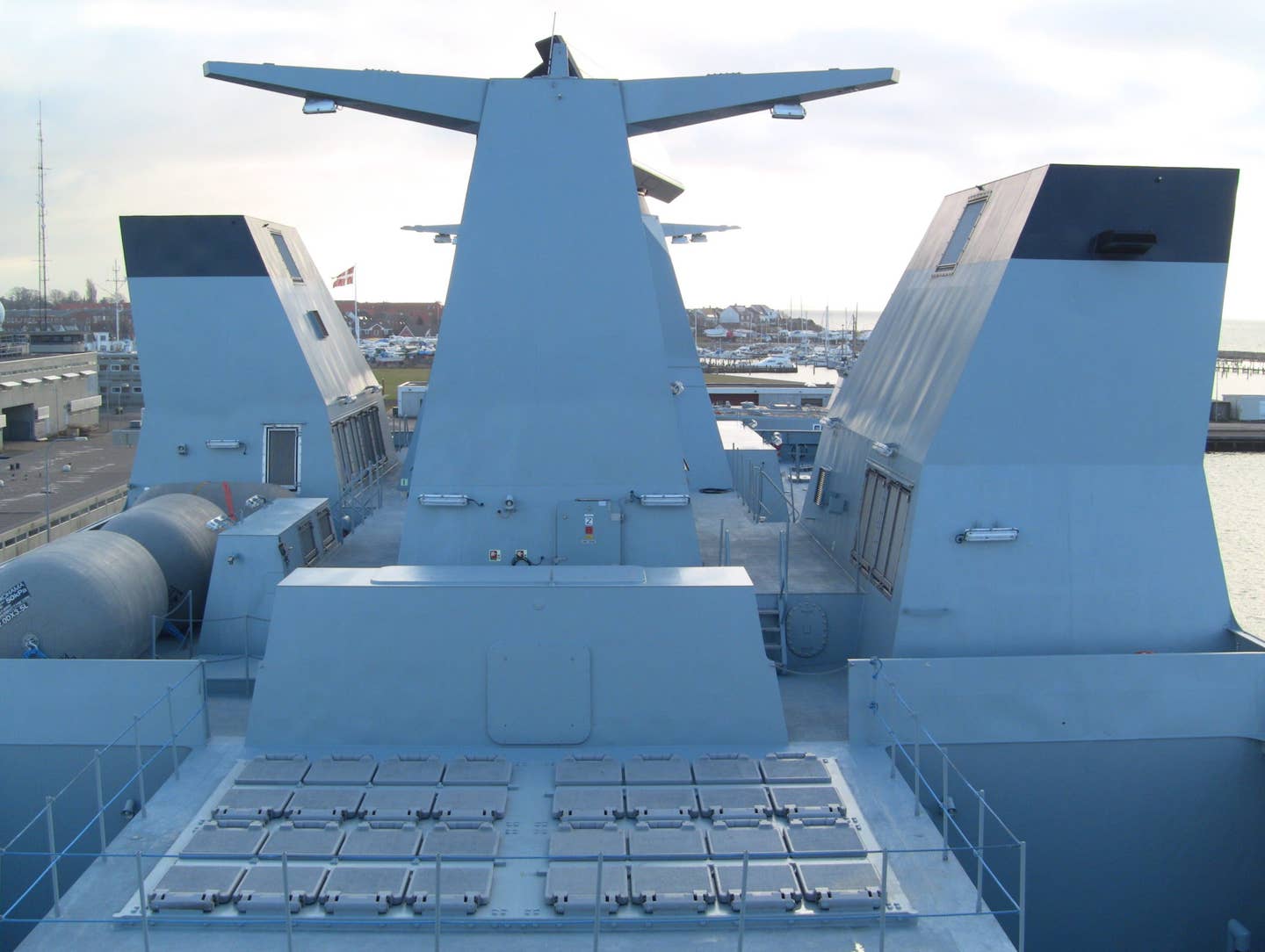 A look at the Mk 41 VLS for the SM-2 missiles carried by HDMS Iver Huitfeldt. (Wikimedia Commons)