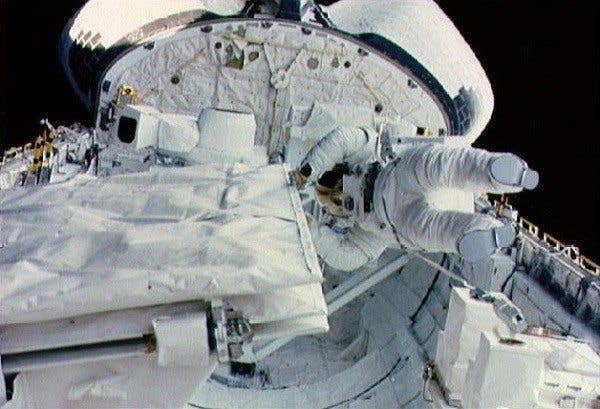 spacewalk history of nasa
