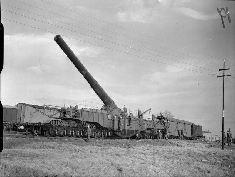 'Boche-Buster', a 250-ton 18-inch railway gun, Catterick, 12 December 1940. The gun later travelled down to Kent to take up position at Bishopsbourne on the Elham to Canterbury Line, taken over by the Army for the duration. (Imperial War Museum photo)