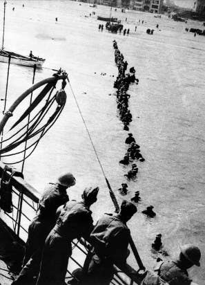 british troops in water at dunkirk
