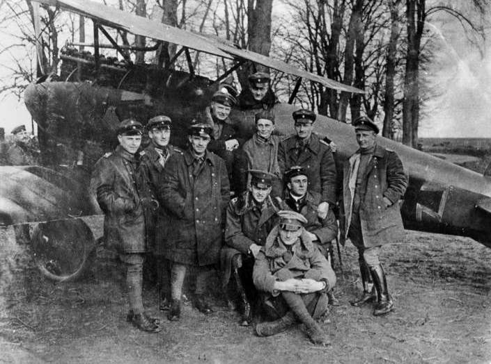  Manfred Richtofen, better known as the Red Baron, with the men of Jagdstaffel 11.