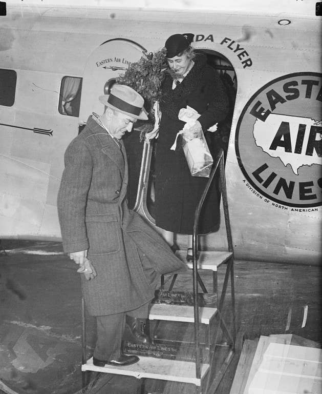 Edward Rickenbacker escorts a lady off one of his Eastern Air Lines planes in 1935. Photo: Public Domain/Harris  Ewing via Wikipedia